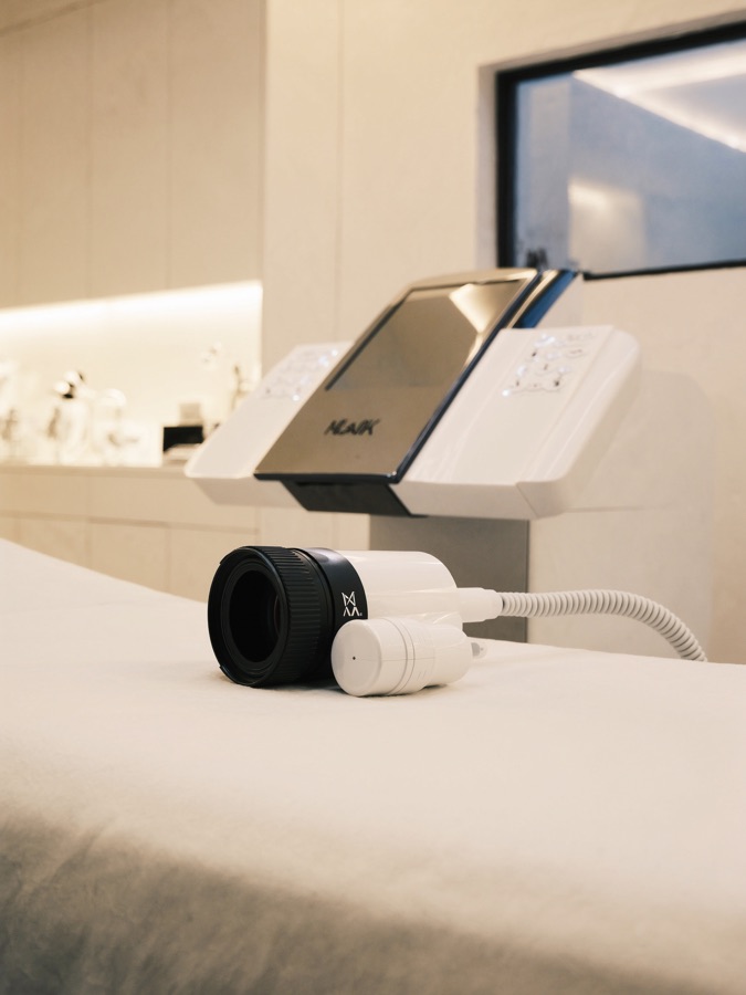 Laser treatment device in a beauty and aesthetics studio